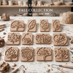 Può includere: Dodici timbri in argilla rettangolari color marrone chiaro con intricati disegni a tema autunnale, tra cui foglie, una zucca, una pera, una mela e una ghianda. Il testo 3D CLAY STAMPS FALL COLLECTION DIY - 12 - STL - SVG - PDF è visualizzato in alto.