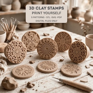 Può includere: Cinque timbri circolari per argilla con intricati motivi floreali e geometrici, accompagnati da tre impronte piatte su argilla. Il testo 3D CLAY STAMPS PRINT YOURSELF 5 PATTERNS - STL -SVG -PDF DIGITAL FILES ONLY è mostrato in un riquadro.