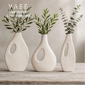 Könnte beinhalten: Drei cremeweiße Keramikvasen mit organischen, asymmetrischen Formen und mittigen Aussparungen. Jede Vase enthält grüne Blattzweige. Der Text VASE SLAB POTTERY 3 PDF TEMPLATES ist oben links im Bild zu sehen.