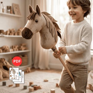 Puede incluir: Una cabeza de caballo de juguete de peluche, beige y marrón, montada en un palo de madera, sostenida por un niño. La melena y la cara están detalladas. La imagen también incluye un icono PDF y dibujos.