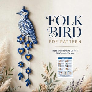 Könnte beinhalten: Ein blau-weißer Keramik-Wandbehang in Vogelform mit blumen- und herzförmigen Anhängern. Der Text lautet FOLK BIRD PDF PATTERN, Boho Wall Hanging Decor | DIY Ceramic Pattern und enthält eine visuelle Anleitung zur Herstellung des Wandbehangs.