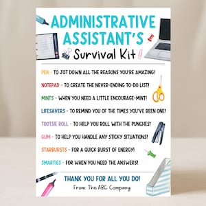 Könnte beinhalten: Eine farbenfrohe Karte mit dem Titel „Administrative Assistant's Survival Kit“ in Türkis und einer Liste von Artikeln wie Stift, Notizblock, Minze und Lifesavers. Die Karte enthält einen Laptop, eine Schere und Bürobedarf.