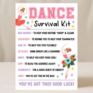 以下が含まれることがあります： ピンクと黒で「DANCE Survival Kit」と書かれた白いカード。カードには、ライス・クリスピー、ライフセーバー、リップグロスなどのアイテムがリストされており、バレリーナと星のイラストが描かれています。