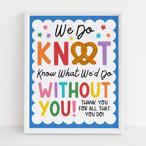 Pode incluir: Uma impressão emoldurada com fundo azul e borda ondulada branca. A impressão apresenta texto colorido que diz "We Do Knot Know What We'd Do Without You!" com um gráfico de pretzel. O canto inferior direito diz "Thank you for all that you do!"