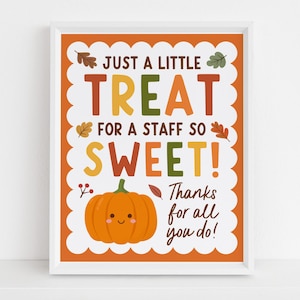 Puede incluir: Un cartel enmarcado con un centro festoneado blanco y borde naranja. El texto dice: JUST A LITTLE TREAT FOR A STAFF SO SWEET! Thanks for all you do! Incluye una calabaza naranja sonriente, hojas de otoño de colores y pequeñas bayas rojas.