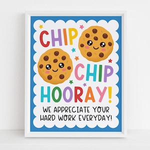 Op de afbeelding: Een ingelijste print met een blauwe achtergrond en een witte geschulpte rand. De print toont twee lachende chocolate chip cookies en de woorden "CHIP CHIP HOORAY!" in kleurrijke letters. De tekst "WE APPRECIATE YOUR HARD WORK EVERYDAY!" is ook opgenomen.