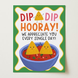 Puede incluir: Una colorida tarjeta de felicitación con un borde verde y un borde interior blanco ondulado. La tarjeta presenta las palabras "DIP DIP HOORAY!" en rojo y naranja, con un personaje de tortilla chip de dibujos animados. Debajo, se lee "WE APPRECIATE YOU EVERY SINGLE DAY!" con dos chips en un cuenco.