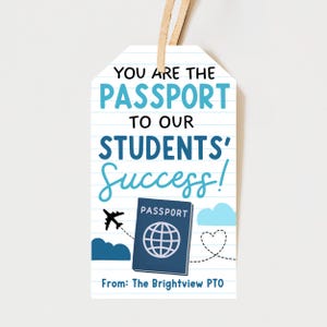 以下が含まれることがあります： 「YOU ARE THE PASSPORT TO OUR STUDENTS' Success!」と青と黒で書かれた白いギフトタグ。青いパスポートのグラフィック、飛行機、雲、ハートも特徴です。タグはベージュの紐でつながっています。