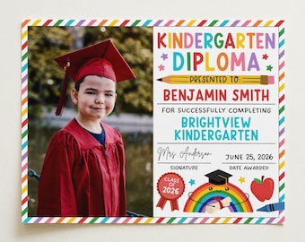 Könnte beinhalten: Eine Kindergartenurkunde mit einem Foto eines Kindes in einem Abschlusskleid und einer Kappe. Die Urkunde enthält den Text "Kindergarten Diploma" und "Presented to: Benjamin Smith" sowie das Datum 25. Juni 2026. Der Rand ist mit bunten Streifen verziert.