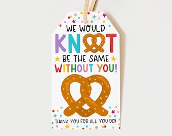Op de afbeelding: Een witte cadeaulabel met een pretzel-afbeelding en de tekst "WE WOULD KN(OT) BE THE SAME WITHOUT YOU! THANK YOU FOR ALL YOU DO!". Het label heeft een beige touwtje en kleurrijke confetti.