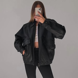 Oversized Black Leather Biker Jacket: Women&#39;s Vintage 90s Style
