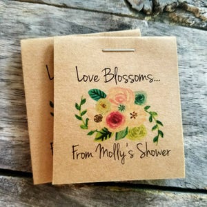 Pu&ograve; includere: Buste regalo in carta kraft con il testo "Love Blossoms... From Molly's Shower" e un'illustrazione floreale.