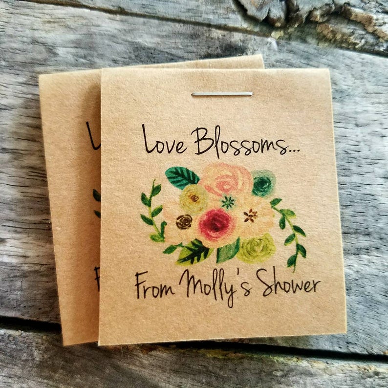 Pu&ograve; includere: Buste regalo in carta kraft con il testo "Love Blossoms... From Molly's Shower" e un'illustrazione floreale.
