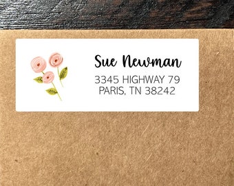 Può includere: Etichetta di ritorno bianca con un design floreale con fiori rosa e foglie verdi. Il testo sull'etichetta recita "Sue Newman, 3345 HIGHWAY 79, PARIS, TN 38242".