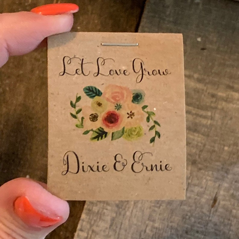 Pu&ograve; includere: Un sacchetto di semi di carta marrone con un disegno floreale e il testo "Let Love Grow" e "Dixie & Ernie".