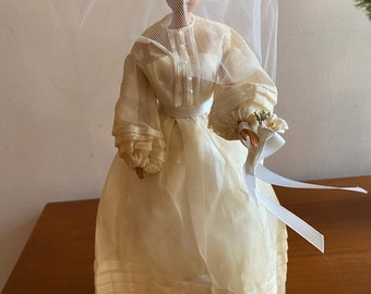 robe de mariée vintage clone avec voile et train et bouquet