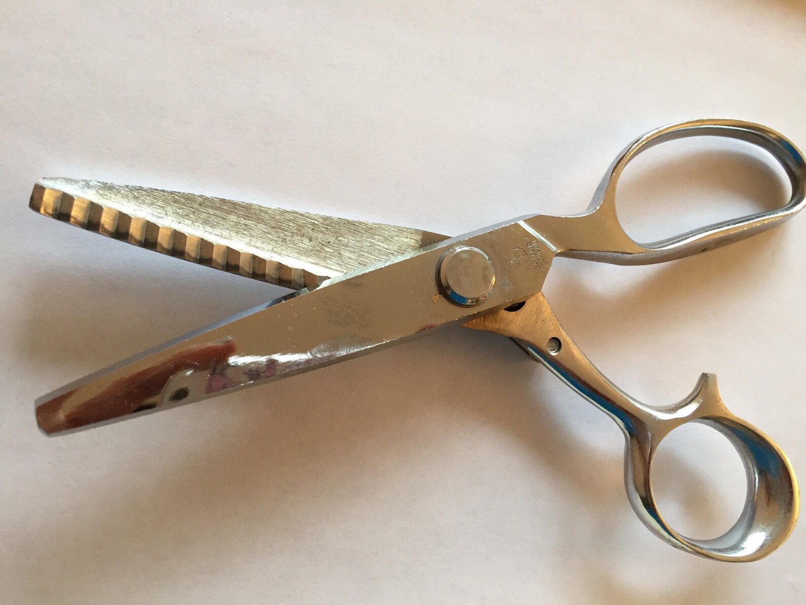 Vintage Yellow Canary Pinking Shears / Mid Century Pinking Shears / Size 7 Pinking Shears