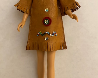 Vestido vintage para muñeca Skipper, de cuero suave, estilo nativo americano con cuentas.