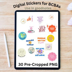 Puede incluir: Una tableta digital muestra 30 pegatinas PNG precortadas para BCBAs. Las pegatinas presentan texto y gráficos coloridos, incluyendo frases como "Notes Due Today", "ABA Lives" y "Parent Training Day". Un lápiz óptico descansa sobre la superficie de madera.