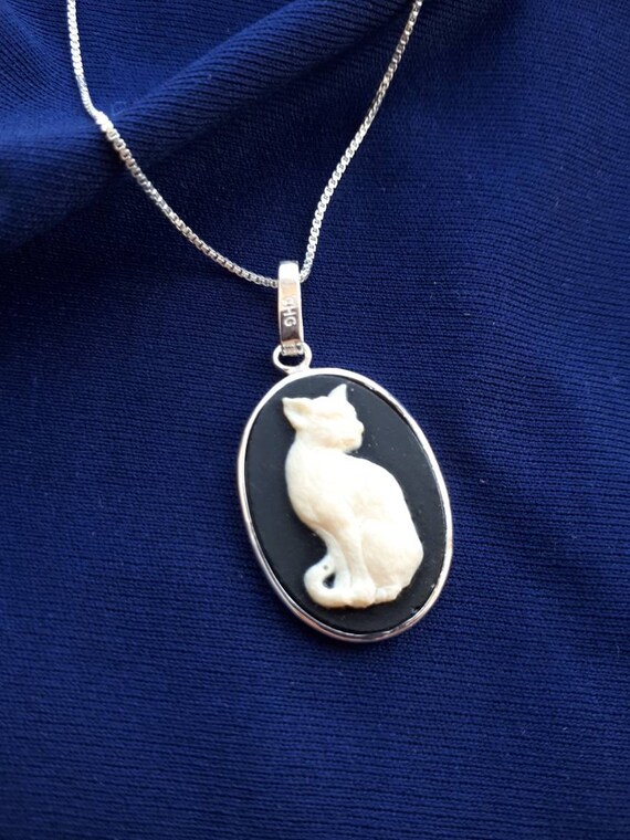 Cat cameo deals pendant