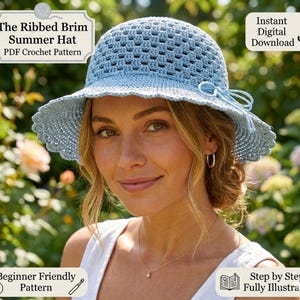 Può includere: Un cappello estivo all'uncinetto azzurro con tesa a coste e un fiocco decorativo laterale. Il testo recita: The Ribbed Brim Summer Hat PDF Crochet Pattern, Instant Digital Download, Beginner Friendly Pattern, Step by Step Fully Illustrated.