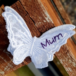 Op de afbeelding: Een handgemaakt houten serveerblad met een natuurlijke afwerking. De lade heeft een rechthoekige vorm met afgeronde hoeken en opstaande randen. Ideaal voor het serveren van eten en drinken. Afmetingen: 40,6 cm lang, 25,4 cm breed en 5,1 cm hoog.