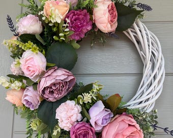 Guirlanda de porta artesanal com flores artificiais e proteção UV.