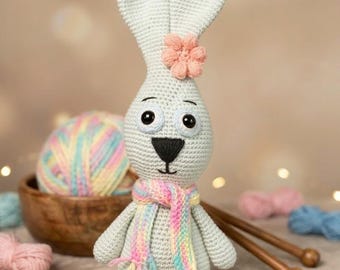 Gehäkeltes Kaninchen aus Plüsch, handgefertigte Kaninchen-Puppe mit Schal, Amigurumi Häschen-Geschenk, Kinderzimmer-Dekor