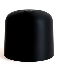 Puede incluir: Una pantalla de lámpara cilíndrica negra con una superficie texturizada. La pantalla tiene una parte superior redondeada con ranuras circulares concéntricas. La pantalla es de color negro sólido y está sobre un fondo blanco.