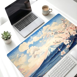 Op de afbeelding: Een rustiek houten bord met de tekst "Welcome to our home" in witte letters. Het bord heeft een verweerde afwerking en een eenvoudig, uitnodigend ontwerp, ideaal voor entree decoratie.