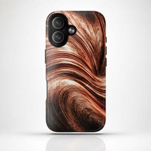 Puede incluir: Una funda de teléfono con un diseño abstracto y arremolinado en tonos marrones y cobrizos. La funda tiene un acabado brillante y una abertura para una cámara de doble lente. El diseño se asemeja a la veta de la madera o a pinceladas fluidas.