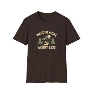 「もっと旅して、心配は少なく」Tシャツ、自然愛好家のためのユニセックスTシャツ、アウトドアアドベンチャーシャツ、旅行ギフト、旅行愛好家向けアパレル