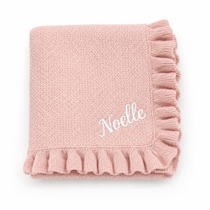 Personlig stickad babyfilt med volangkant, broderad namnpresent