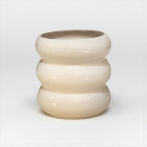 Ręcznie robiony kubek ceramiczny, minimalistyczny kremowy szkliwo, falista forma organiczna, minimalistyczny kubek ceramiczny, ręcznie robiony kubek z kamionki, nowoczesny kubek ceramiczny