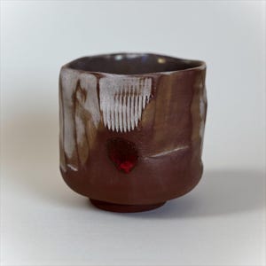 Taza Yunomi de cerámica wabi-sabi hecha a mano: taza de té rústica de cerámica marrón