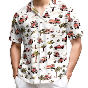 Puede incluir: Camisa blanca de manga corta con un estampado repetido de camiones de bomberos rojos, palmeras y plantas del desierto. La camisa tiene un cuello clásico y está hecha de una tela ligera.