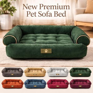 Puede incluir: Un sofá cama verde para mascotas con un cojín acolchado y brazos enrollados. La cama tiene forma rectangular y un ribete dorado. La imagen también muestra varios otros sofás cama para mascotas en diferentes colores, incluyendo gris, amarillo y rojo. El texto "New Premium Pet Sofa Bed" está en la parte superior.