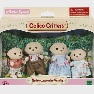 Puede incluir: Un set de familia de labradores amarillos Calico Critters con cuatro figuras articuladas en una caja. Las figuras incluyen dos adultos y dos niños con ropa de tela, incluyendo una camisa rosa, un peto marrón y vestidos de color azul.