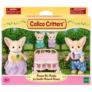 Puede incluir: Un set de juguetes Calico Critters Fennec Fox Family en su empaque. Incluye dos figuras de zorros f&eacute;nec adultos, dos figuras de beb&eacute;s envueltas y un cochecito doble rosa. Las figuras adultas visten ropa de tela y la caja muestra un jard&iacute;n.