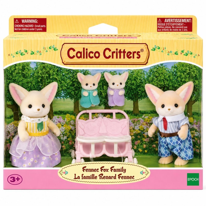 Puede incluir: Un set de juguetes Calico Critters Fennec Fox Family en su empaque. Incluye dos figuras de zorros f&eacute;nec adultos, dos figuras de beb&eacute;s envueltas y un cochecito doble rosa. Las figuras adultas visten ropa de tela y la caja muestra un jard&iacute;n.