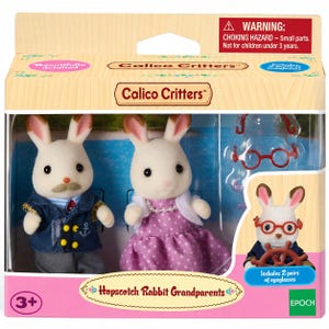 Puede incluir: Set de abuelos Hopscotch Rabbit de Calico Critters en su empaque. Incluye dos figuras de conejo flocadas, una con chaqueta azul con emblema de ancla y la otra con vestido morado de lunares y collar de perlas, además de dos pares de gafas rojas.