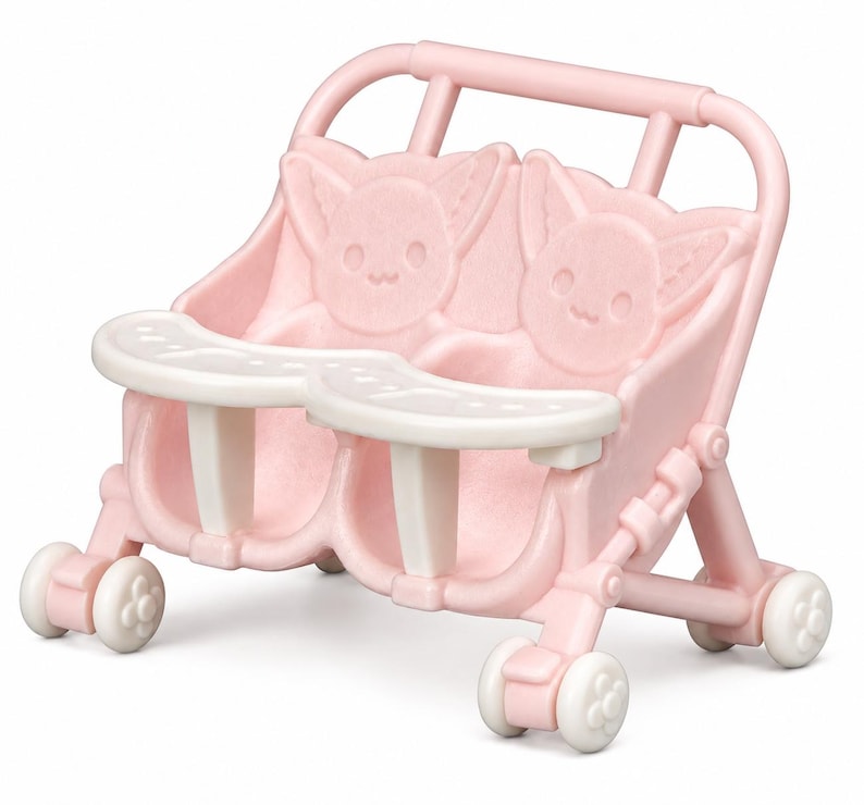 Puede incluir: Un cochecito doble de pl&aacute;stico rosa claro para figuras peque&ntilde;as, con dos asientos moldeados que presentan caras de gato en relieve en los respaldos, una bandeja blanca con dos secciones y cuatro ruedas blancas peque&ntilde;as con dise&ntilde;o floral.