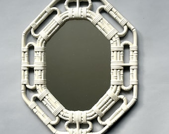 Miroir octogonal allongé Homco 2144 blanc, imitation rotin/bambou des années 1980