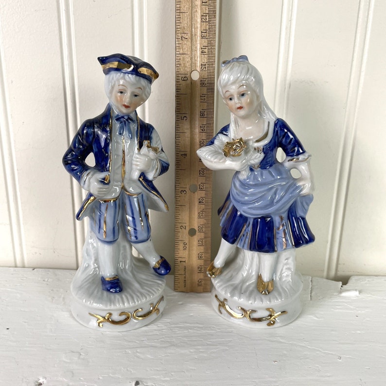 Regency couple porcelain figurines in blue, white and gold vintage romantic decor immagine 8