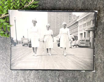 WWII nurses photo - Atlantic City boardwalk - 1948