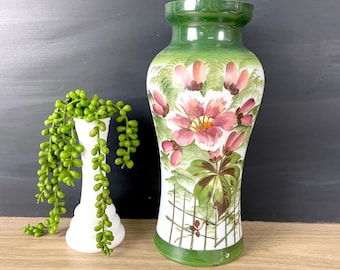 Vase victorien ancien en verre opalin - Fleurs roses et détails dorés peints à la main - Décoration grand millénaire Cottagecore