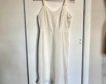 Combinaison Barbizon Saucy vintage des années 1960 - taille junior - tafredda taffetas - fermeture à glissière latérale - dentelle sur mesure avec fentes - pin-up rockabilly - coupe petite
