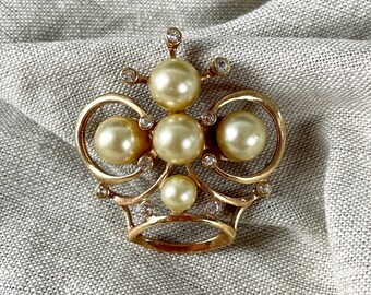 Broche couronne vintage des années 50 - Perles synthétiques crème, strass et monture dorée - Renaissance rococo
