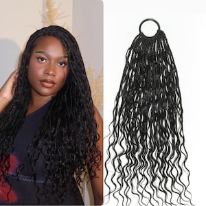 Könnte beinhalten: Schwarze geflochtene Haarverlängerungen mit welligen Enden. Die Extensions sind an einem schwarzen Haargummi befestigt. Das Bild zeigt auch eine Person mit der gleichen Art von geflochtenem Haar.