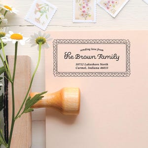 Könnte beinhalten: Handgefertigtes Holzschneidebrett mit natürlicher Maserung. Mit Saftrille und Griff. Maße: ca. 45 cm lang, 30 cm breit und 2,5 cm dick.